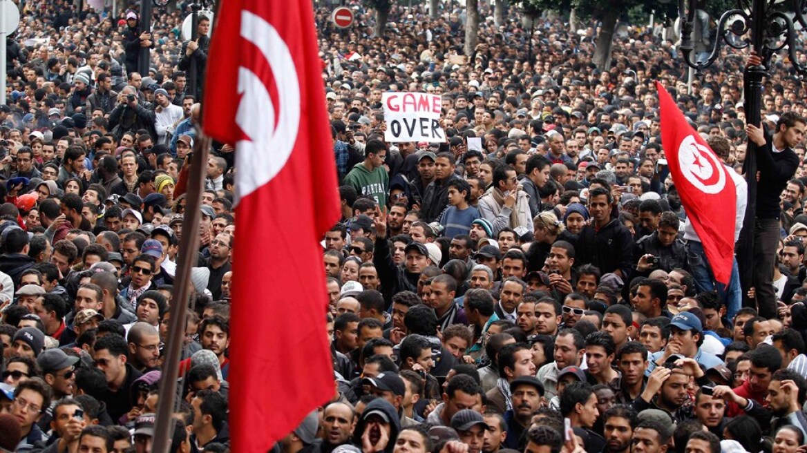 Τυνησία: Άνεργοι απείλησαν να αυτοκτονήσουν έξω από το Kοινοβούλιο