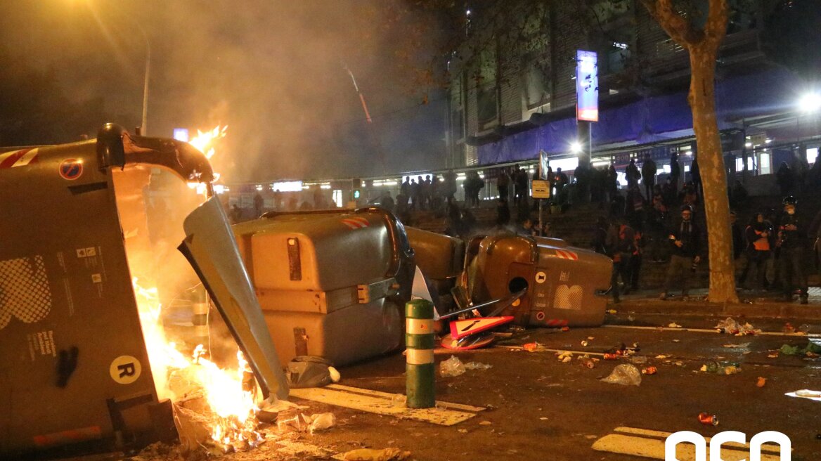Καταλονία: Άγρια επεισόδια έξω από το Καμπ Νου - Οπαδοί της ανεξαρτησίας συγκρούστηκαν με την αστυνομία