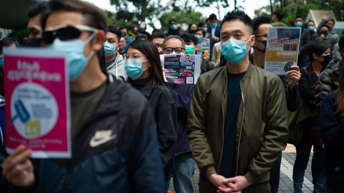 Χονγκ Κονγκ: Αστυνομικές δυνάμεις ψέκασαν με σπρέι πιπεριού διαδηλωτές