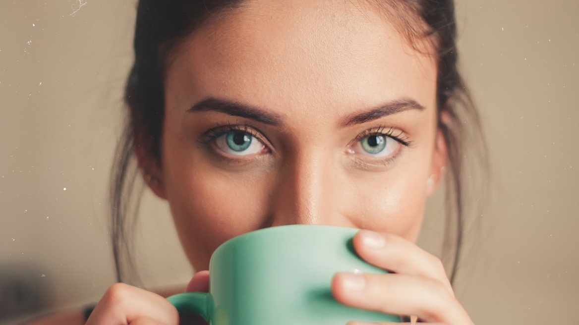 Ακμή στο μεσόφρυο – Μάθε γιατί προκαλείται και πώς θα την αντιμετωπίσεις