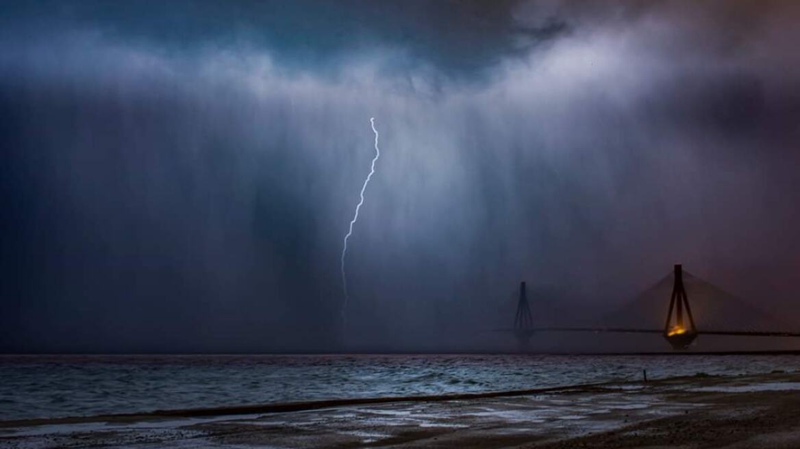 Κακοκαιρία: Κεραυνός χτύπησε τη γέφυρα Ρίου - Αντιρρίου 