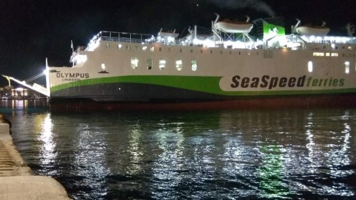 Ρέθυμνο: Πρόσκρουση του πλοίου «Olympus» με πλωτό γερανό μέσα στο λιμάνι