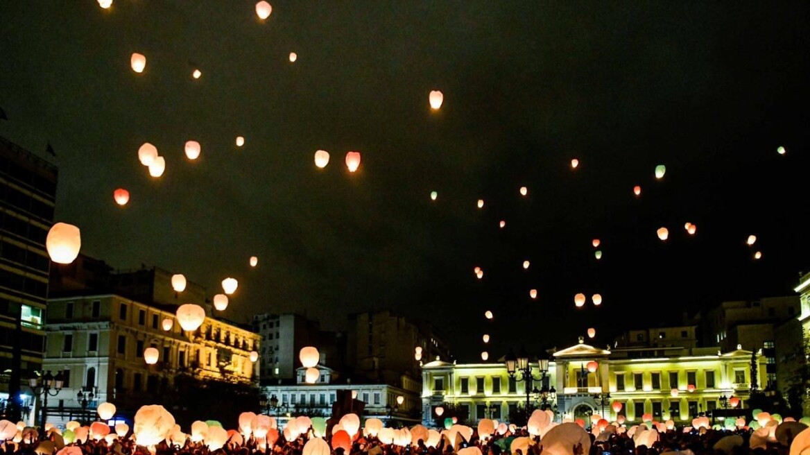 Υπερθέαμα η παραμονή Χριστουγέννων στην Αθήνα: Εκατοντάδες χάρτινα φαναράκια φώτισαν τον ουρανό!