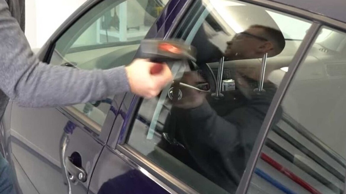 Video: Πόσο δύσκολα σπάει το τζάμι του αυτοκινήτου; 