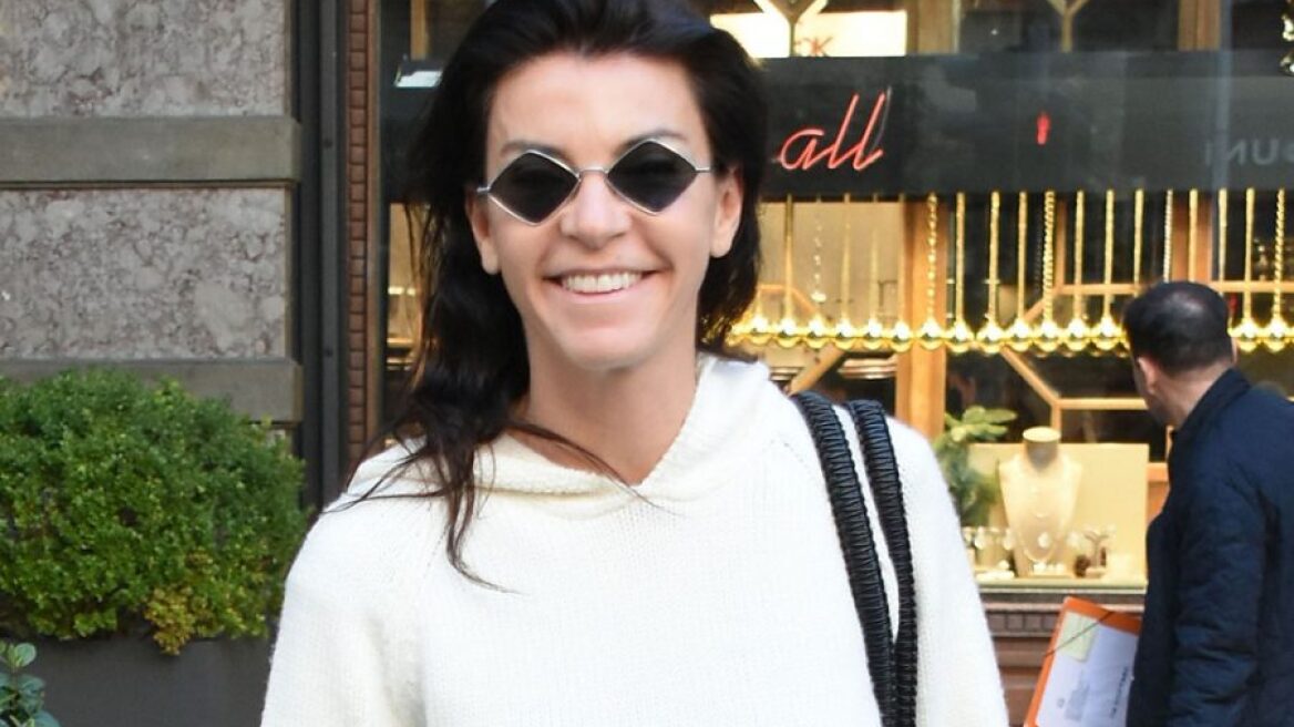 Η Μαρίνα Βερνίκου αποδεικνύει τη δύναμη της απλότητας με black & white 