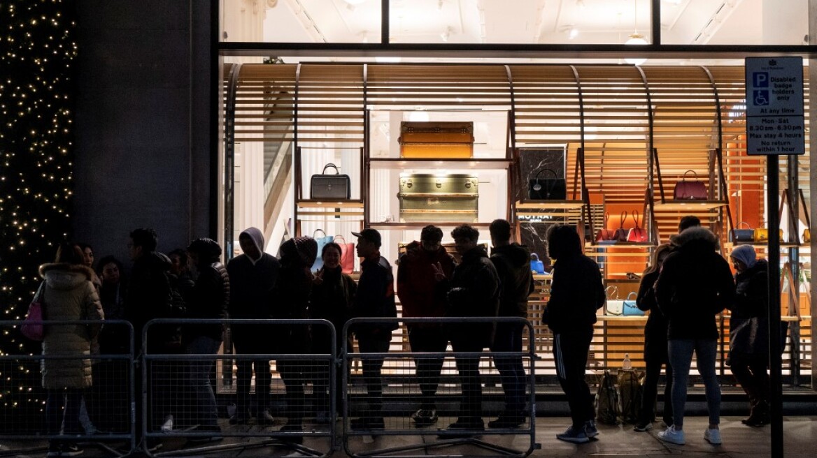Από τα ξημερώματα σε «ουρές» μέσα στο κρύο οι Βρετανοί για τις προσφορές της Boxing Day!