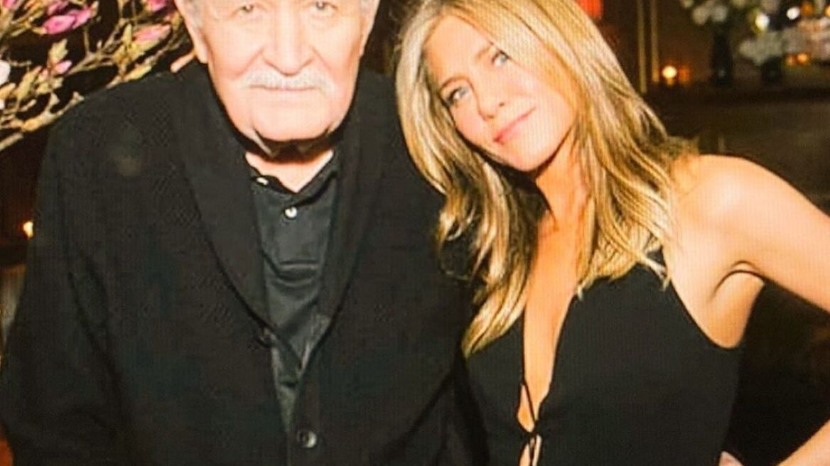 H Τζένιφερ Άνιστον ποζάρει με τον Έλληνα μπαμπά της