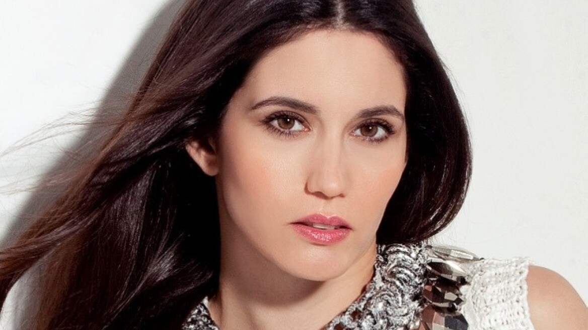 Φωτογραφία: Η Ελένη Βαΐτσου κολυμπά γυμνή στη θάλασσα 