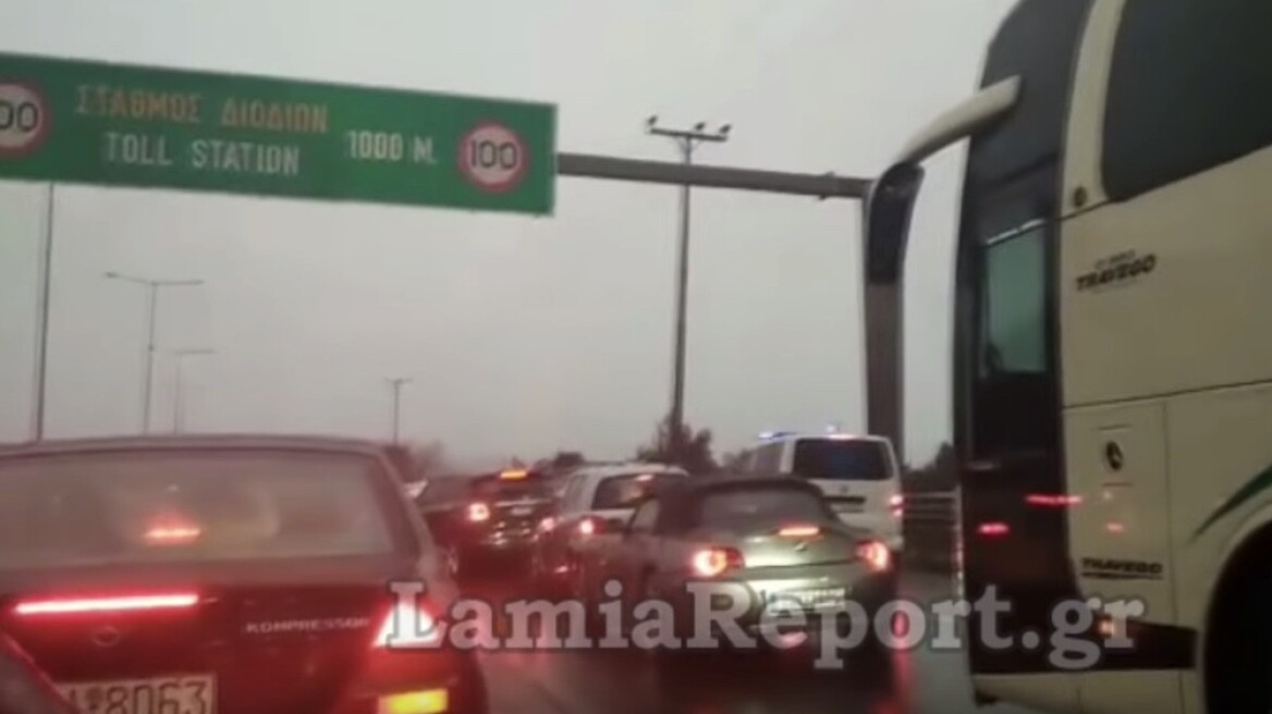 Video: Ανεγκέφαλοι οδηγοί κλείνουν τη ΛΕΑ σε ασθενοφόρο