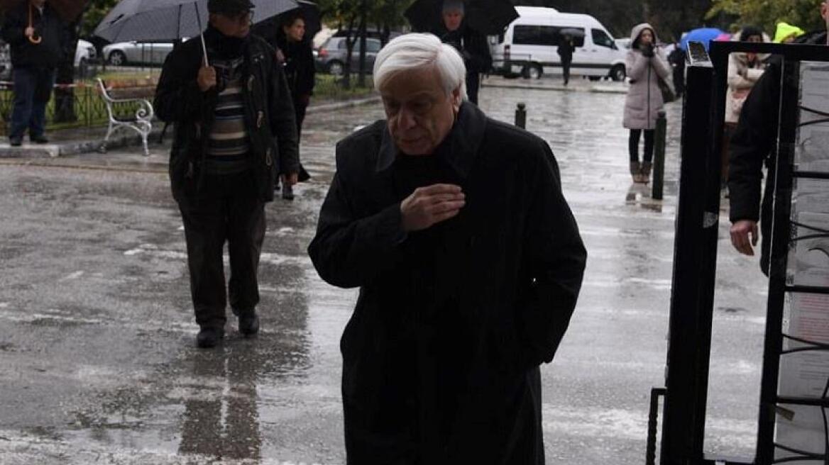 Θάνος Μικρούτσικος: Παρών στο «τελευταίο αντίο» ο Προκόπης Παυλόπουλος  