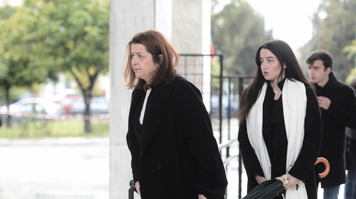 Θάνος Μικρούτσικος:  Συντετριμμένοι η σύζυγος και τα παιδιά του, στο τελευταίο αντίο