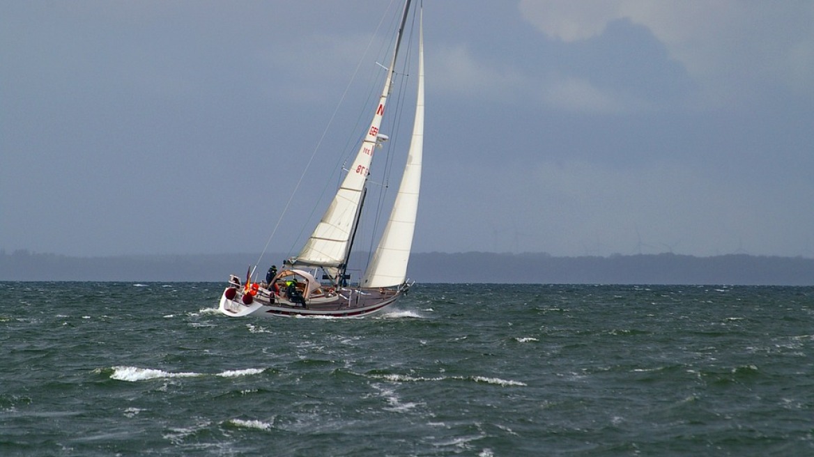 Ακυβέρνητο ιστιοφόρο στον Σαρωνικό - Επιχείρηση διάσωσης των 4 επιβαινόντων