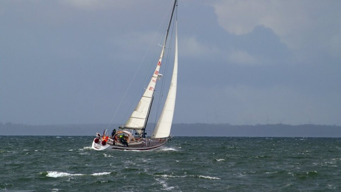Ακυβέρνητο ιστιοφόρο στον Σαρωνικό: Διασώθηκαν και οι τέσσερις επιβαίνοντες