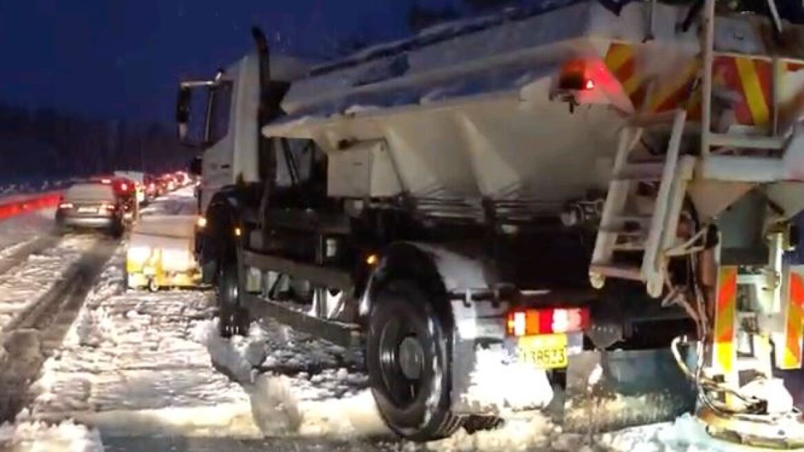 «Σαρώνει» η Ζηνοβία: Δείτε βίντεο από το εκχιονιστικό που «κόλλησε» επειδή δεν είχε αντιολισθητικές αλυσίδες