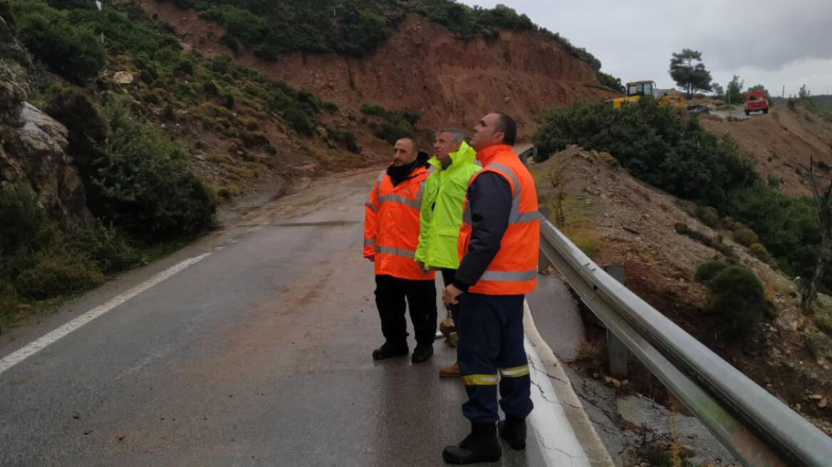 Κακοκαιρία «Ζηνοβία»: Καθίζηση δρόμου στην Κω από την έντονη βροχόπτωση 