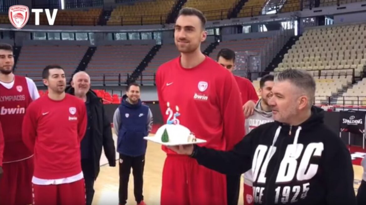 Ολυμπιακός: Τα γενέθλια του Νίκολα Μιλουτίνοφ στο ΣΕΦ