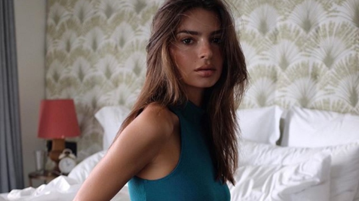 H Έμιλι Ρατακόφσκι ποζάρει μόνο με το σουτιέν της 