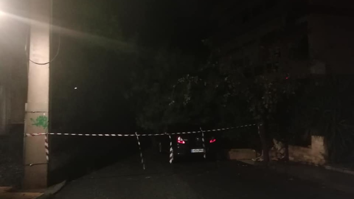 Ηράκλειο: Δέντρο έπεσε πάνω σε αυτοκίνητο 
