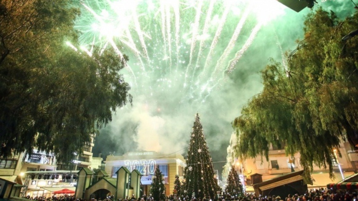 Ηράκλειο: Με χιλιάδες πυροτεχνήματα καλωσόρισαν το 2020 