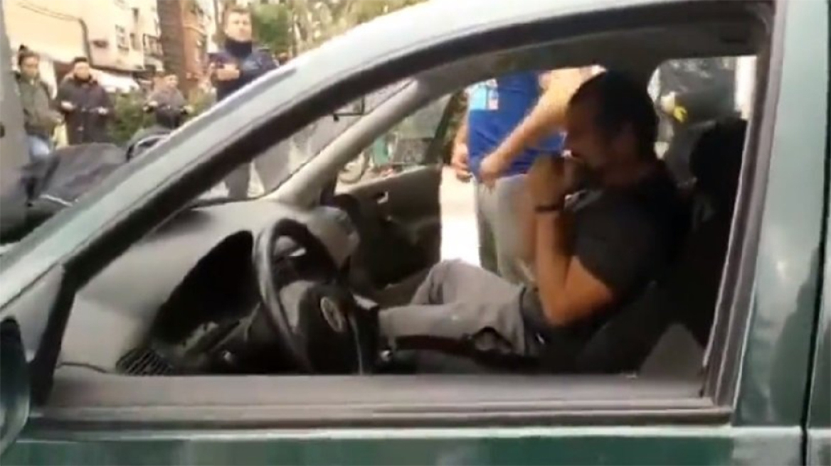 Τρελαμένος οδηγός διαλύει το αυτοκίνητό του επειδή του έκοψαν πρόστιμο για... ΚΤΕΟ 