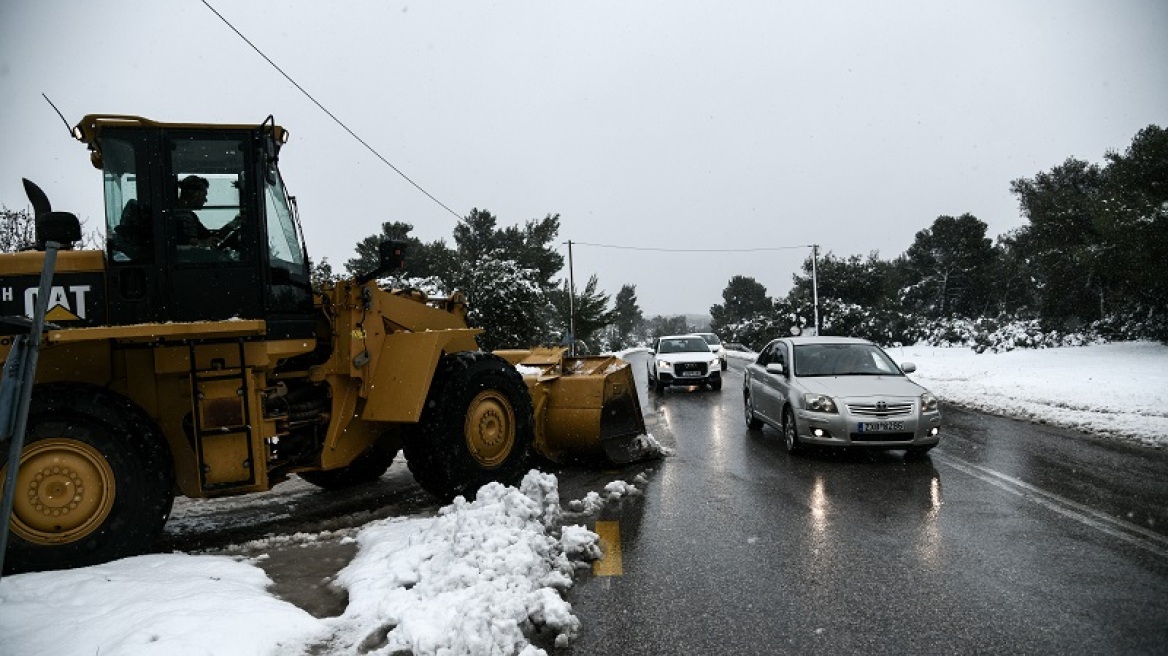 Μάνδρα: Επτά εκχιονιστικά στην περιοχή για τον καθαρισμό των δρόμων