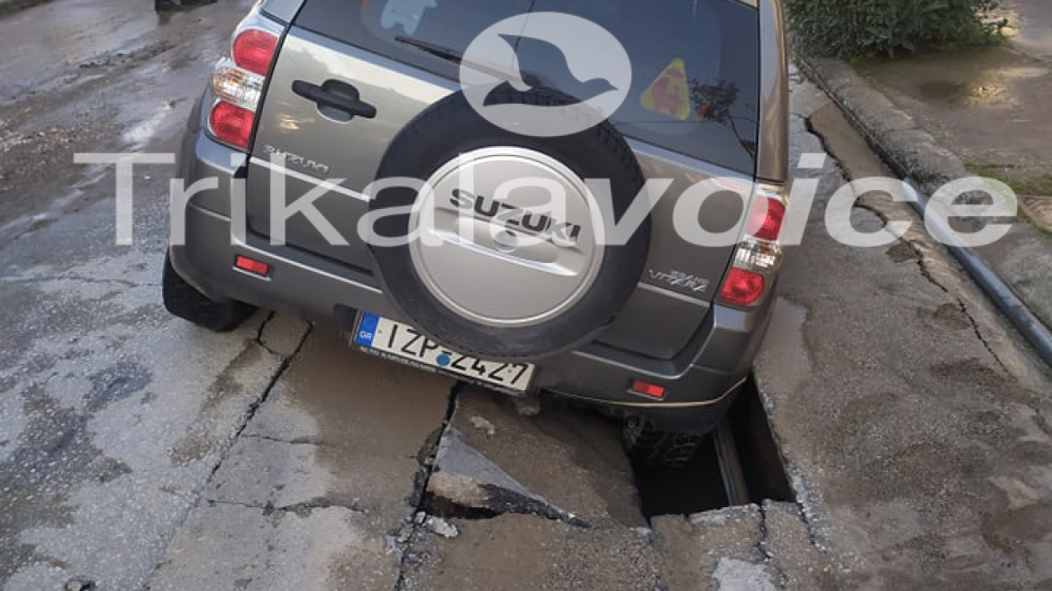Τρίκαλα: Άνοιξε η γη και... κατάπιε αυτοκίνητο 