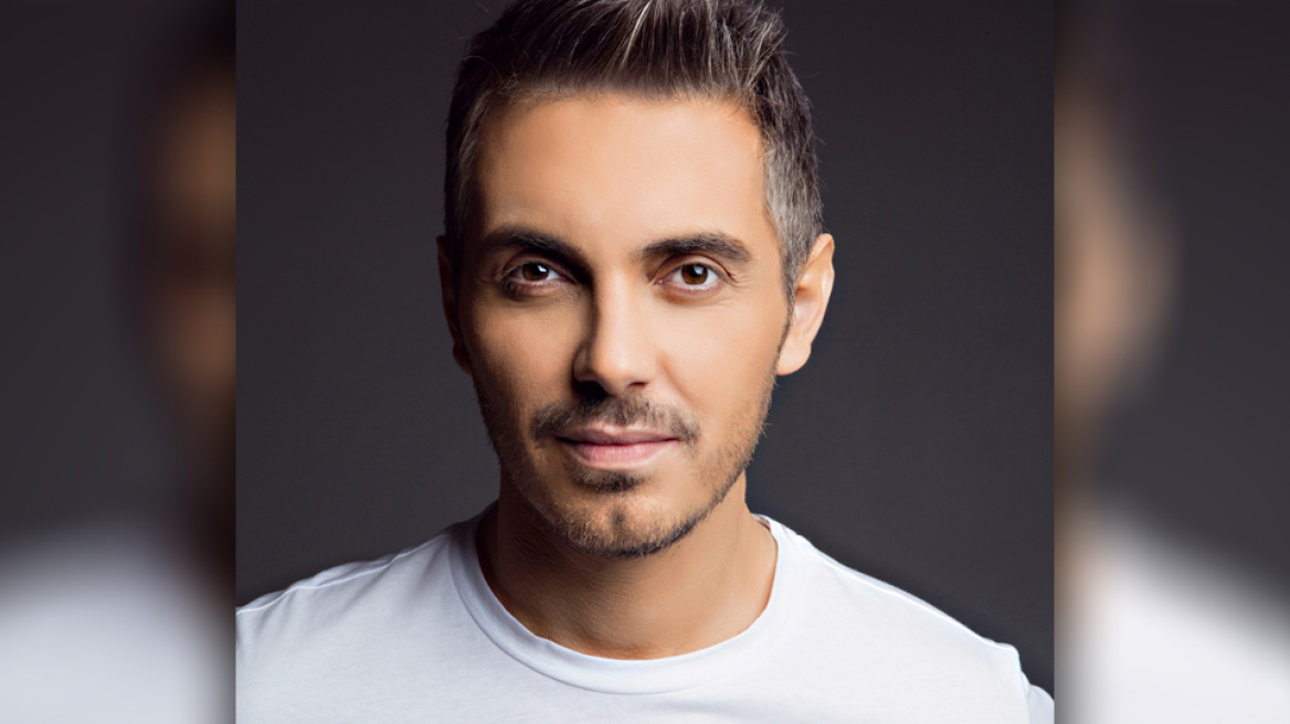 «To Καφέ της Χαράς»: Ο Μιχάλης Χατζηγιάννης ερμηνεύει το τραγούδι της σειράς