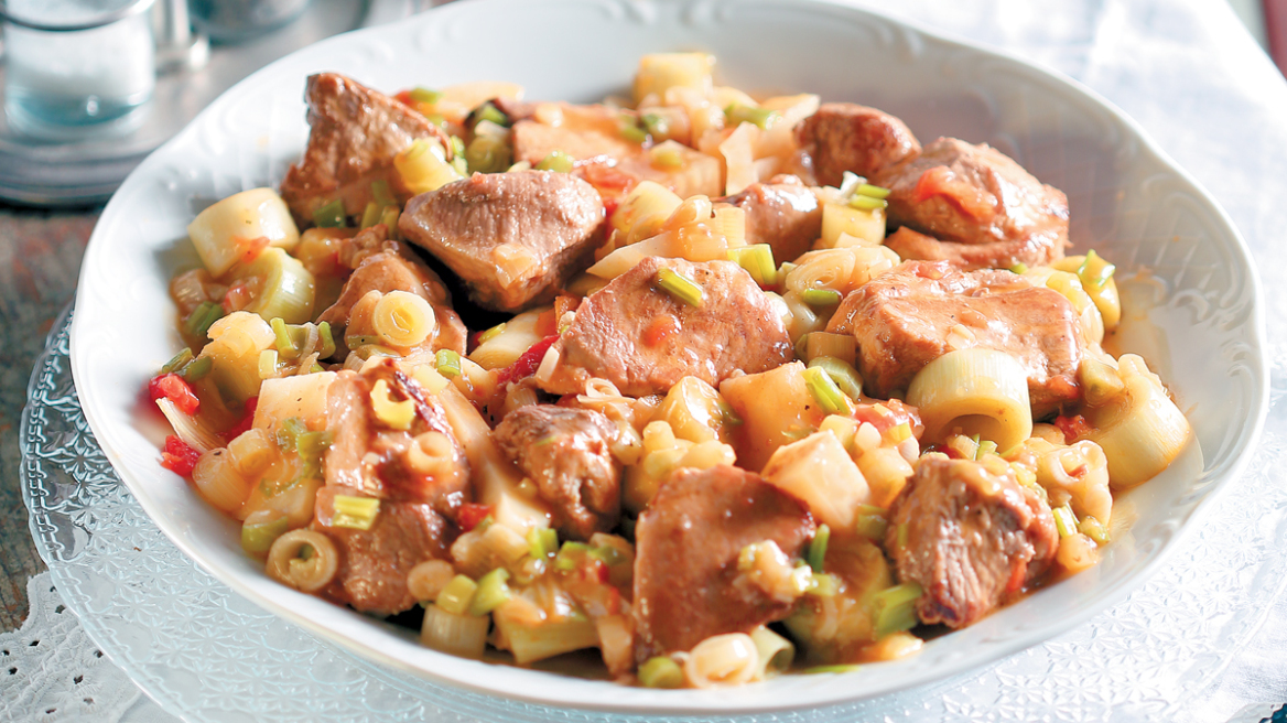 Χοιρινό πρασοσέλινο κοκκινιστό