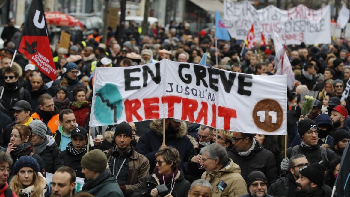 Γαλλία: Δακρυγόνα σε διαδηλώσεις για το συνταξιοδοτικό 