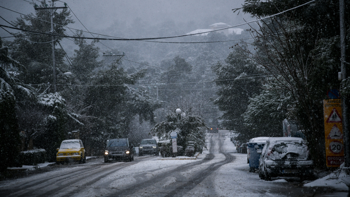 Κακοκαιρία «Ηφαιστίων»: «Στα λευκά» τα βόρεια προάστια της Αττικής - Δύσκολη νύχτα