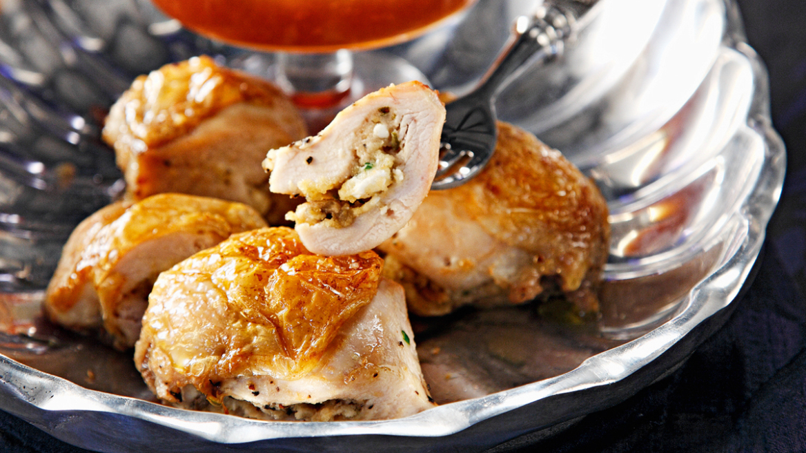 Πακετάκια κοτόπουλου με γέμιση από κατσικίσιο τυρί και μανιτάρια