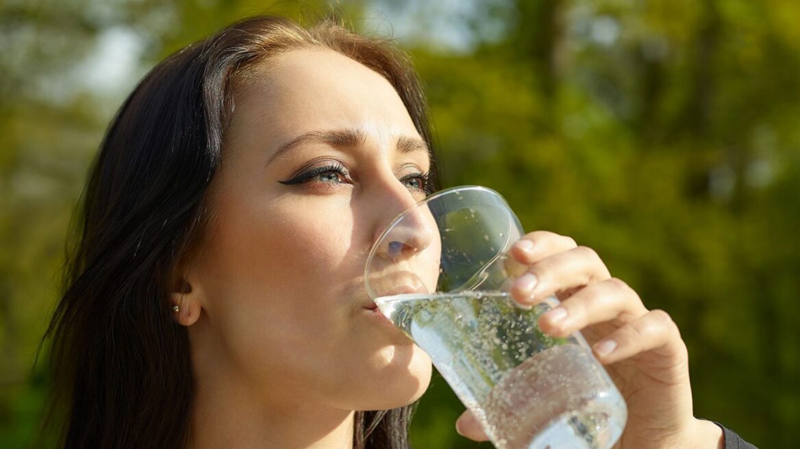 Κι όμως το νερό βλάπτει την υγεία – Μάθετε πότε κινδυνεύετε