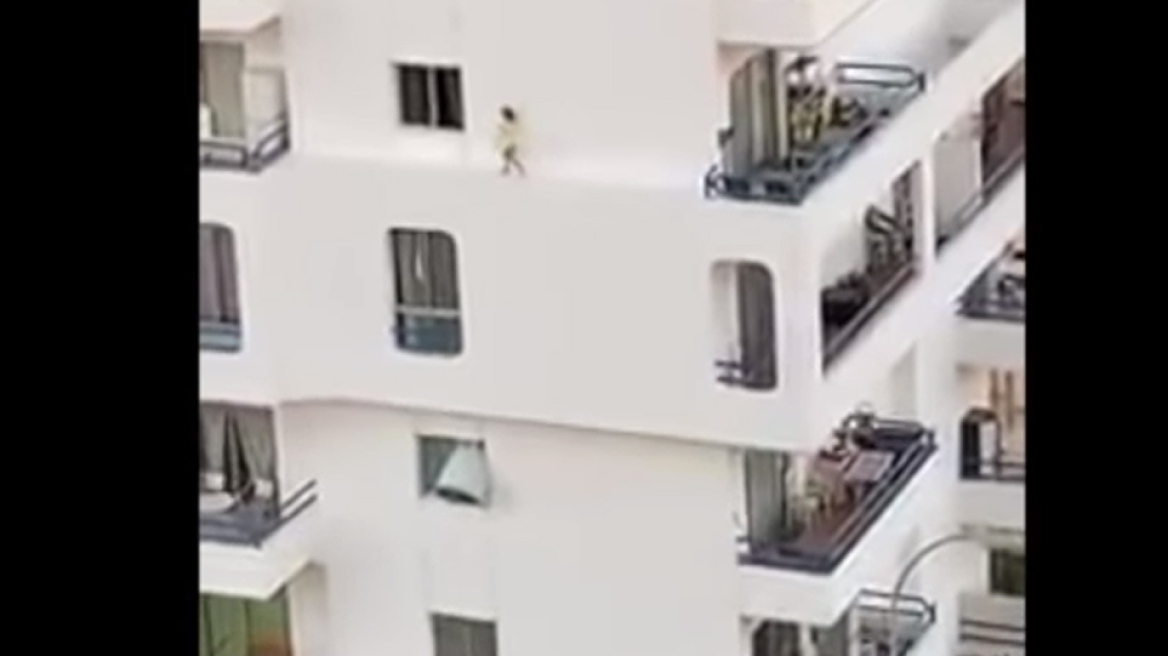 Βίντεο... εφιάλτης για γονείς: 4χρονη περπατά στο περβάζι τετάρτου ορόφου 
