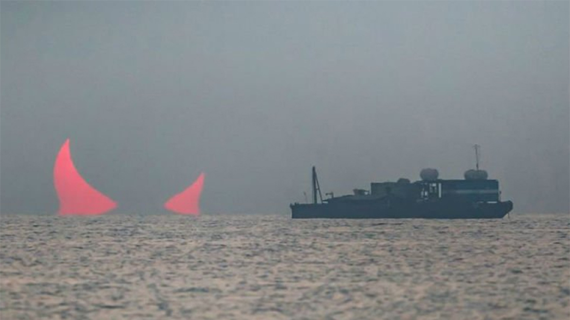 «Διαβολική ανατολή ηλίου»: Η εκπληκτική φωτογραφία στο Κατάρ που την «τράβηξε» Έλληνας 