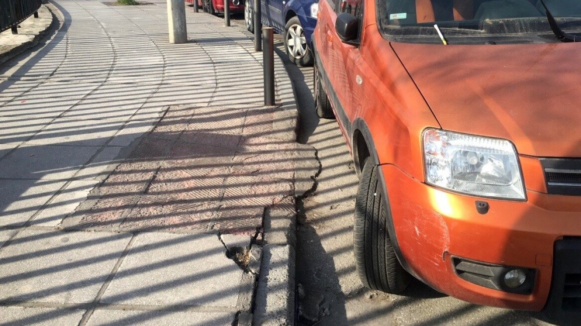 Οι Έλληνες παρκάρουν τα οχήματά τους όπου να ‘ναι!