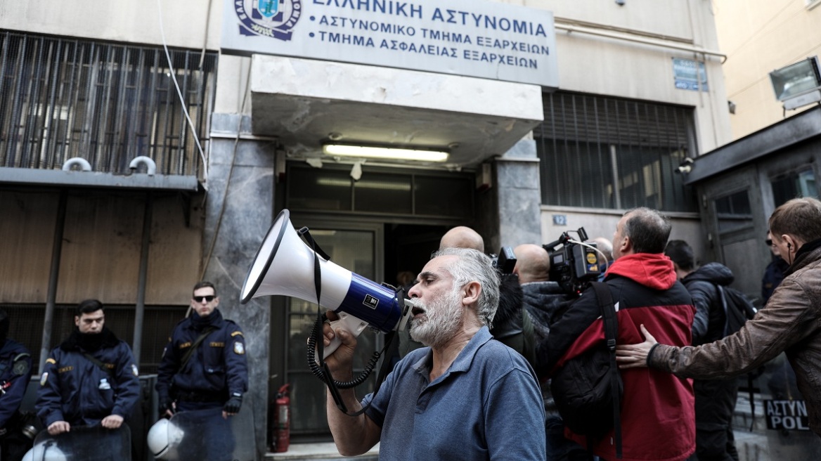 Εξάρχεια: Συγκέντρωση διαμαρτυρίας των κατοίκων στο Αστυνομικό Τμήμα 