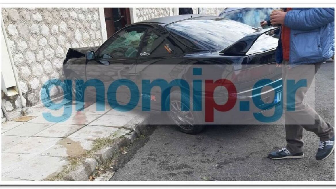 Πάτρα: ΙΧ ανέβηκε στο πεζοδρόμιο και τραυμάτισε μια νεαρή κοπέλα 