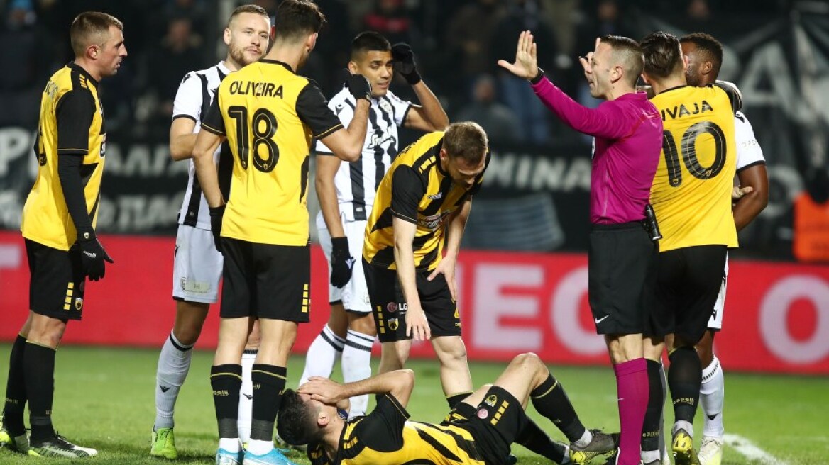 Super League 1: «Βράζει» η ΑΕΚ για τη διαιτησία μετά την ήττα με 1-0 από τον ΠΑΟΚ