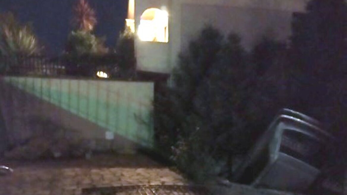 Αγρίνιο: Αυτοκίνητο «μπούκαρε» σε αυλή - Δείτε φωτογραφίες