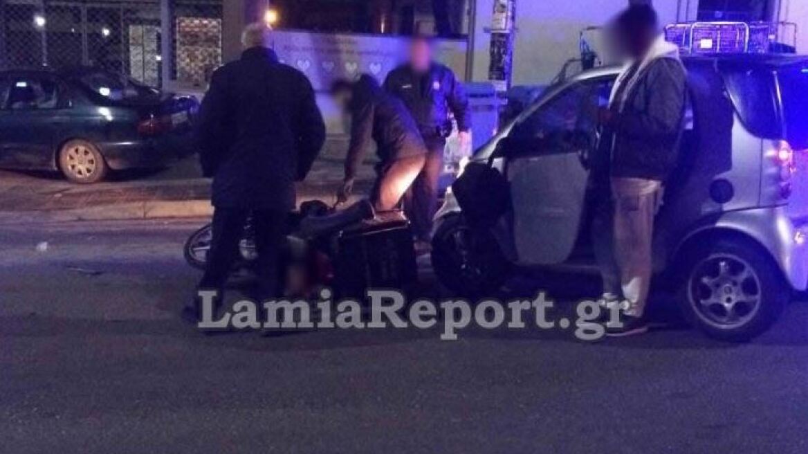 Λαμία: Smart παραβίασε STOP και παρέσυρε μηχανάκι ντελιβερά