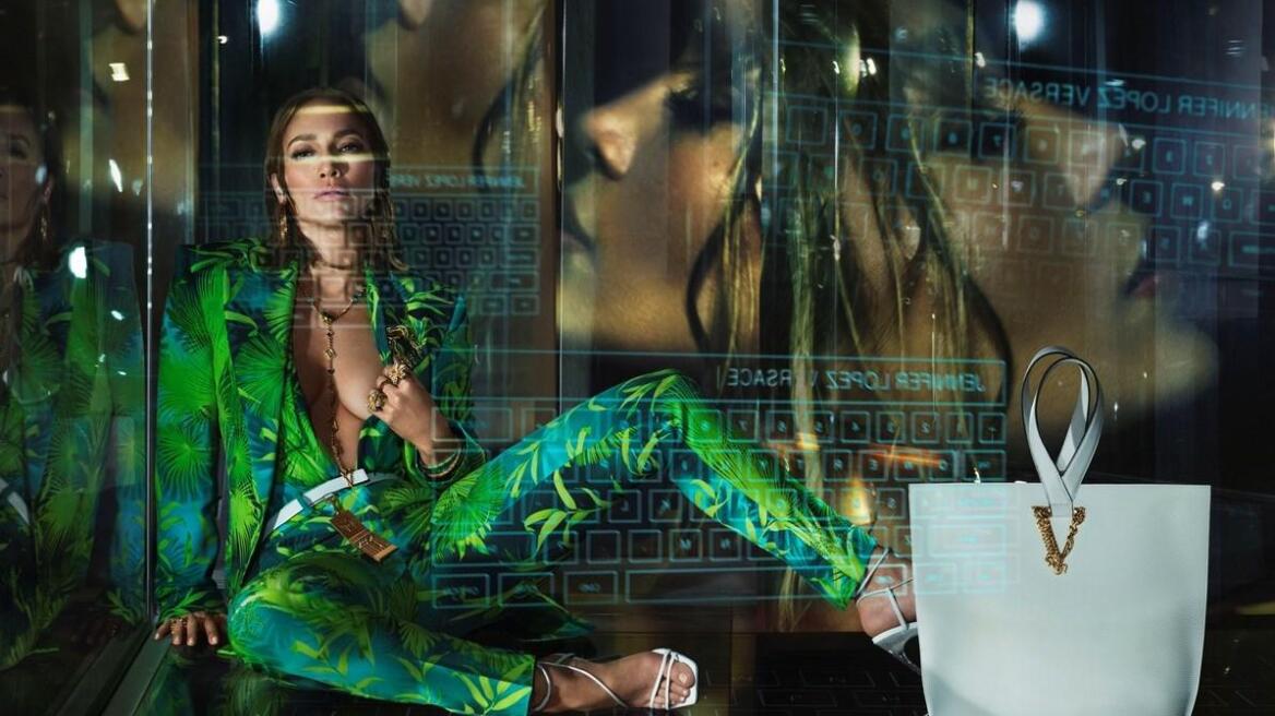 Ο οίκος Versace ψηφίζει JLo: Επέλεξε για μούσα του ξανά τη Jennifer Lopez