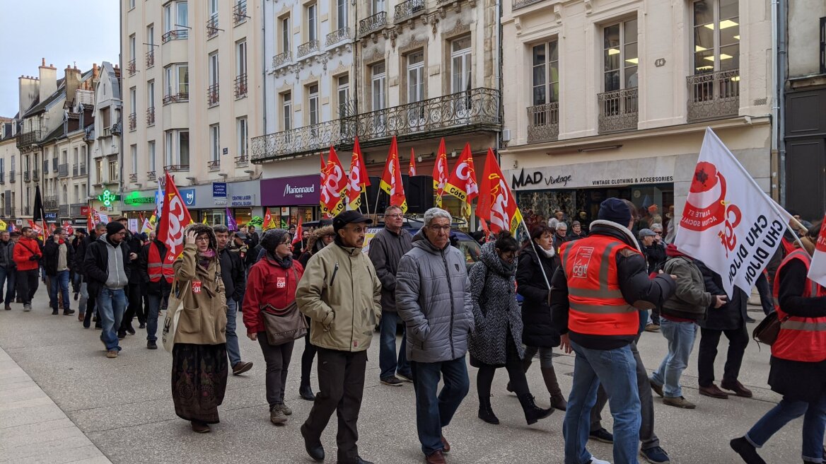 Γαλλία: Καθηγητές, γιατροί και δικηγόροι στην πρώτη γραμμή των διαδηλώσεων για το συνταξιοδοτικό 