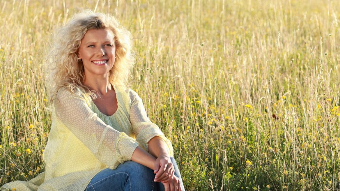 Στα 50 ή στα 70 νιώθουμε πιο ευτυχισμένοι; Σκεφτείτε το καλά πριν απαντήσετε…