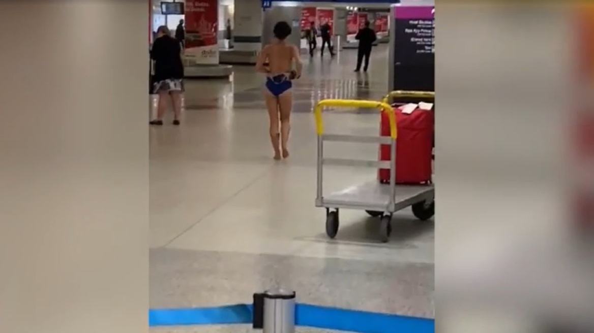 ΗΠΑ: Με περιβολή... Εύας, νεαρή έκοβε βόλτες στο αεροδρόμιο του Μαιάμι 