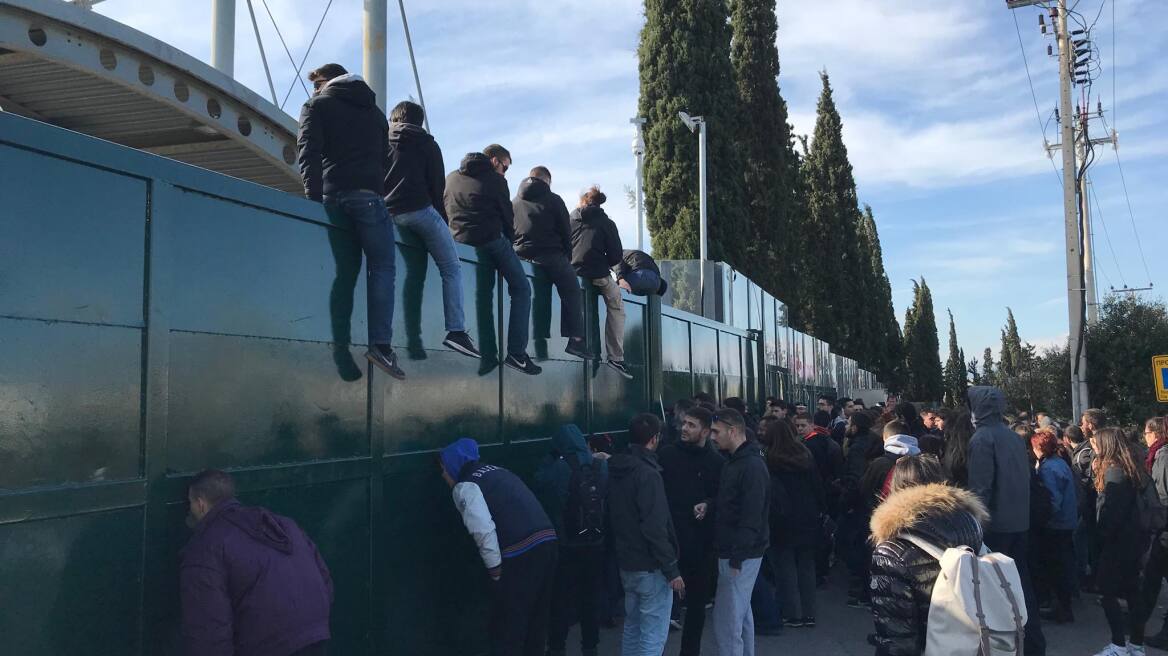 Διαμαρτυρία φοιτητών στο υπουργείο Παιδείας: Επιχείρησαν να εισβάλουν στο κτίριο 