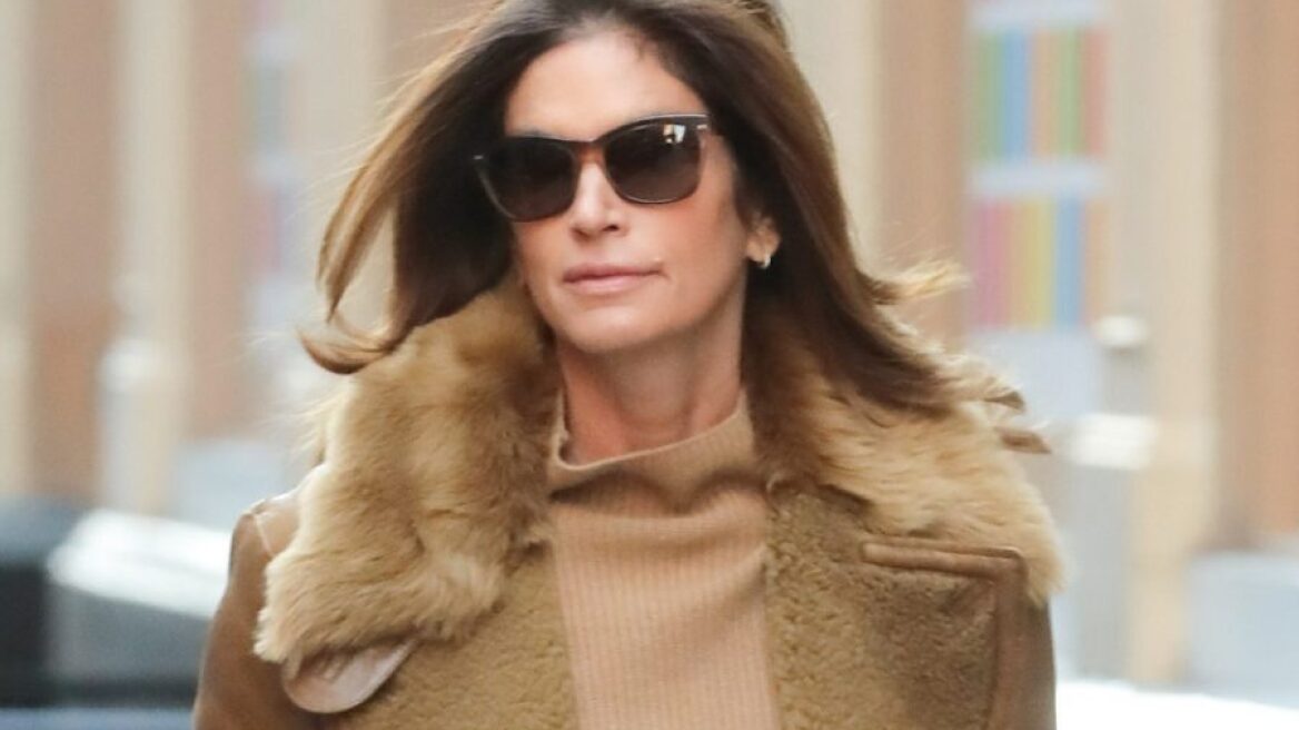 H Cindy Crawford φόρεσε το Chloe παλτό που είχε λανσάρει η κόρη της στην πασαρέλα του οίκου 