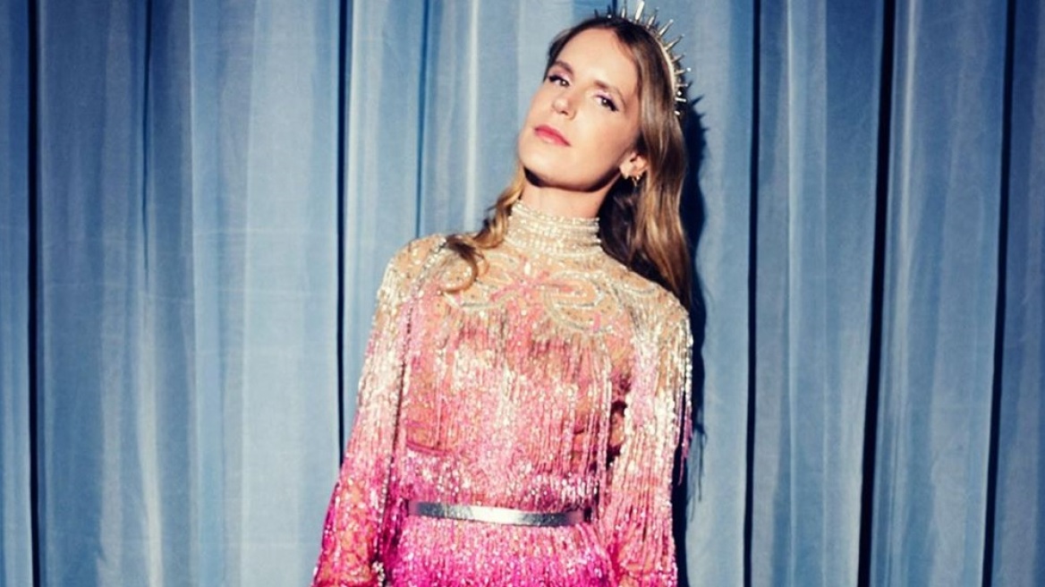 Με '60s διάθεση η εμφάνιση της Ευγενίας Νιάρχου στο γάμο του αδερφού της