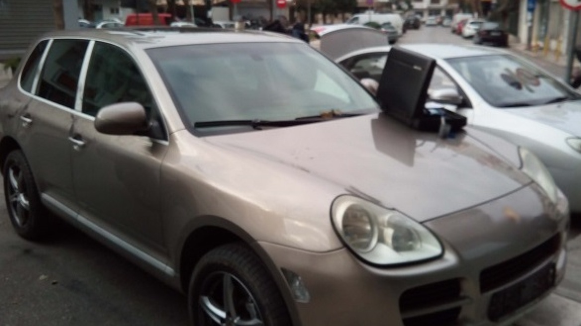 Θεσσαλονίκη: Μετέφερε 10 μετανάστες σε Porsche Cayenne με κλεμμένες πινακίδες
