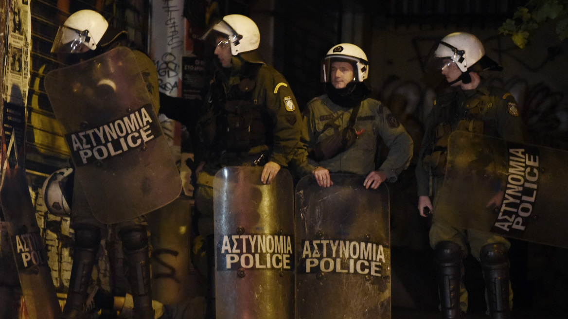 Επίθεση μετά από ενέδρα σε διμοιρία των ΜΑΤ έξω από τη Νομική - Έξι προσαγωγές