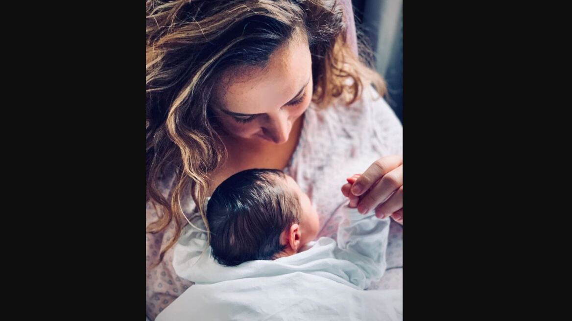 Δείτε την Κλέλια Πανταζή να θηλάζει τον γιο της